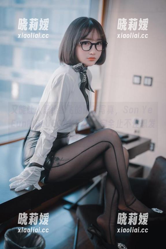 又能让人思绪纷飞的最新写真，Son Ye Eun的BLUECAKE2B，完全止不住想发围脖就图。